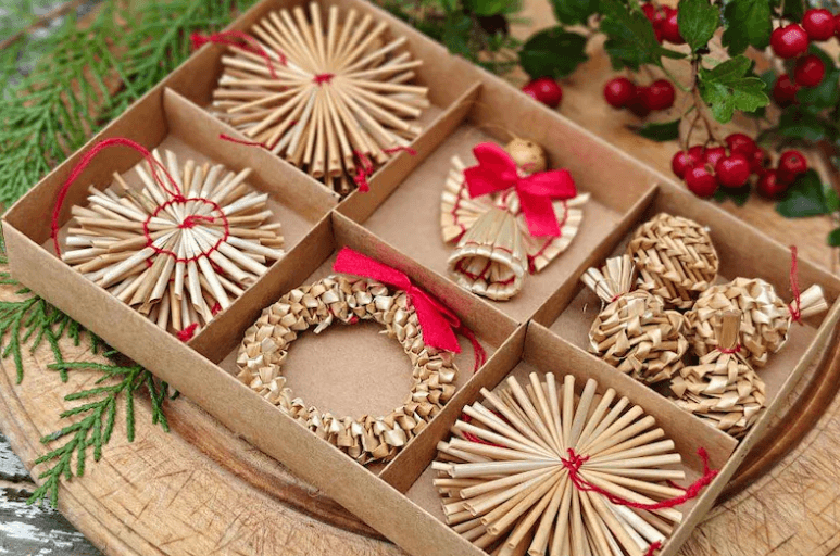 Small straw snowflake decorations: Etsy