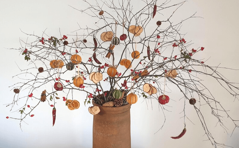 Natural Christmas decorations including orange, apple, cinnamon from Etsy
