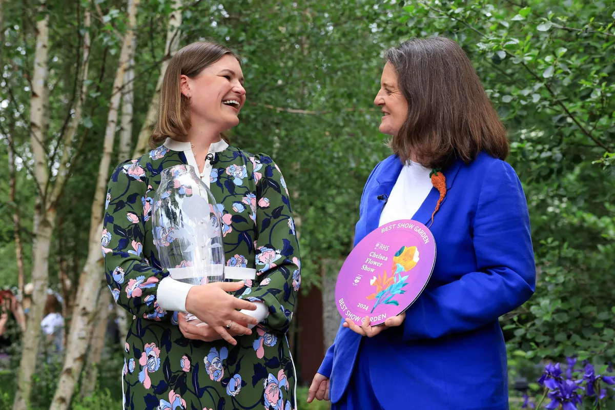 RHS Chelsea Flower Show - Best in Show Winner 2024 RHS Chelsea Flower Show - Best Show Garden Winner - Muscular Dystrophy UK – Forest Bathing Garden, designed by Ula Maria.
Ula is pictured receiving her award from RHS Director General Clare Matterson and Monty Don.