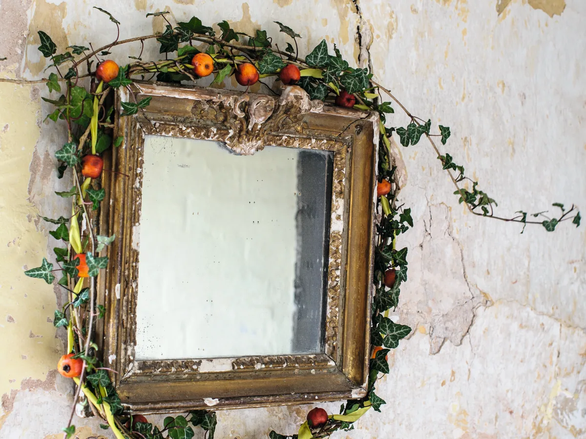 Trailing ivy and crab apple garland. Photo by Jason Ingram. Natural Christmas decorations