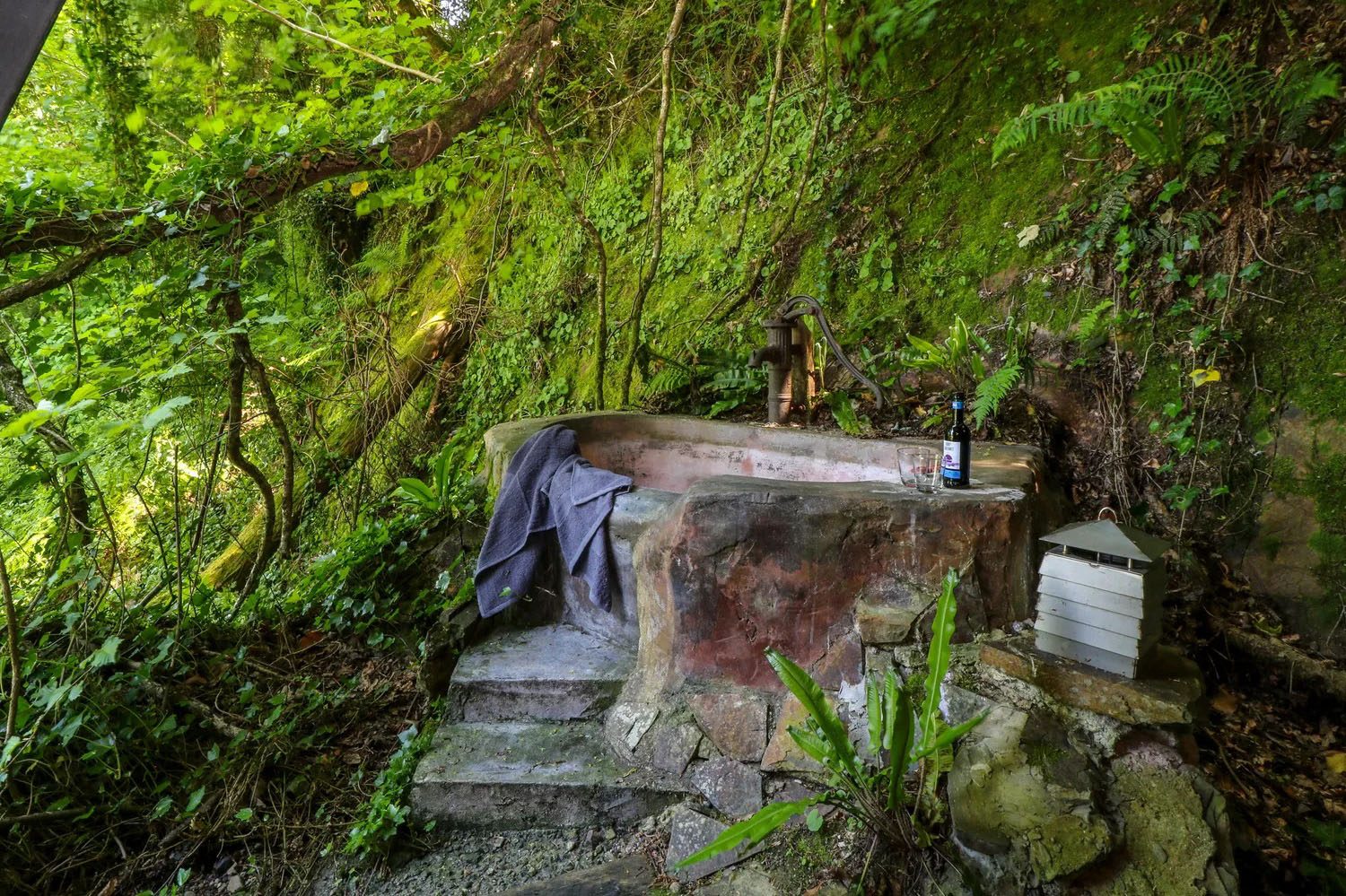 An outdoor bath tub at Humble Bee holiday accommodation, Devon