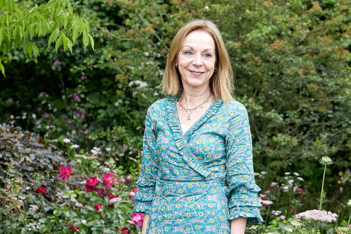 Jo Thompson © Zoe Norfolk Jo Thompson in a garden