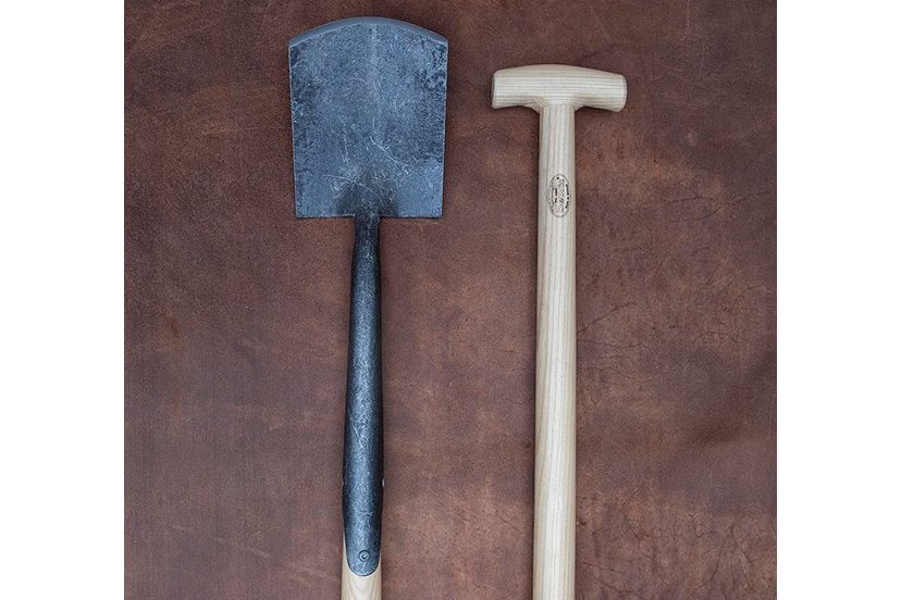 DeWit ladies spade head and handle on a brown background