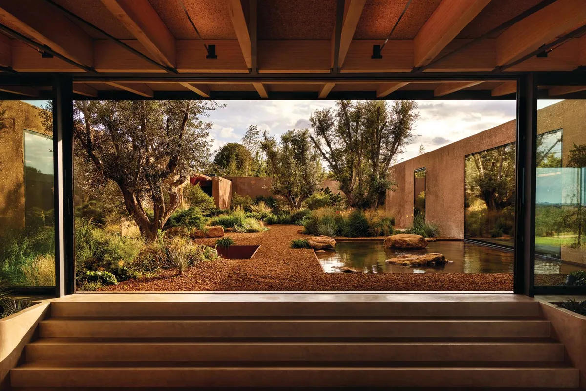ROSEBANK HIGH HAVEN HiAvens Steps leading up to a window looking out onto a drought tolerant garden