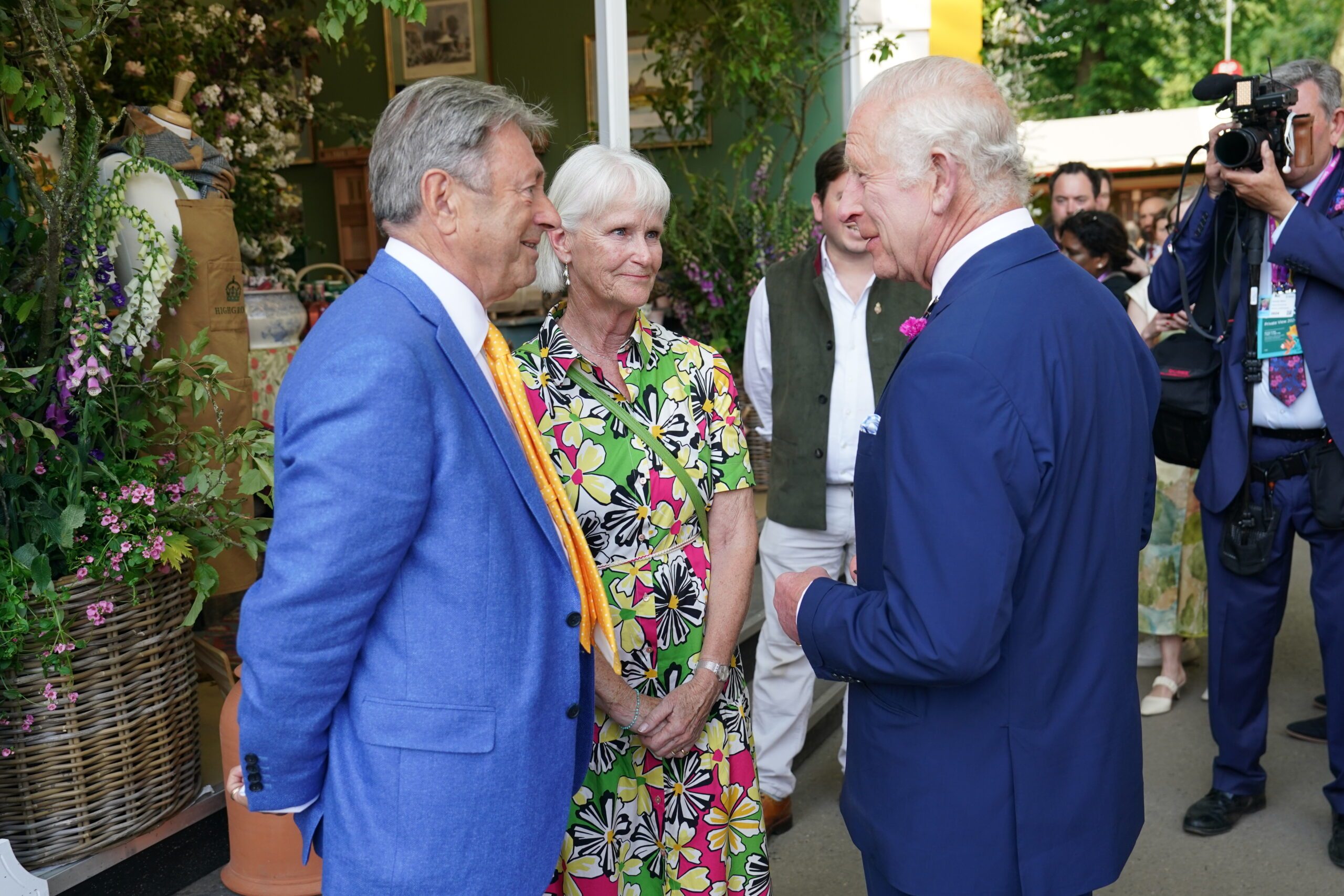 King Charles III (R) speaks with Alan Titchmarsh (L) during a visit to the 2024 RHS Chelsea Flower Show