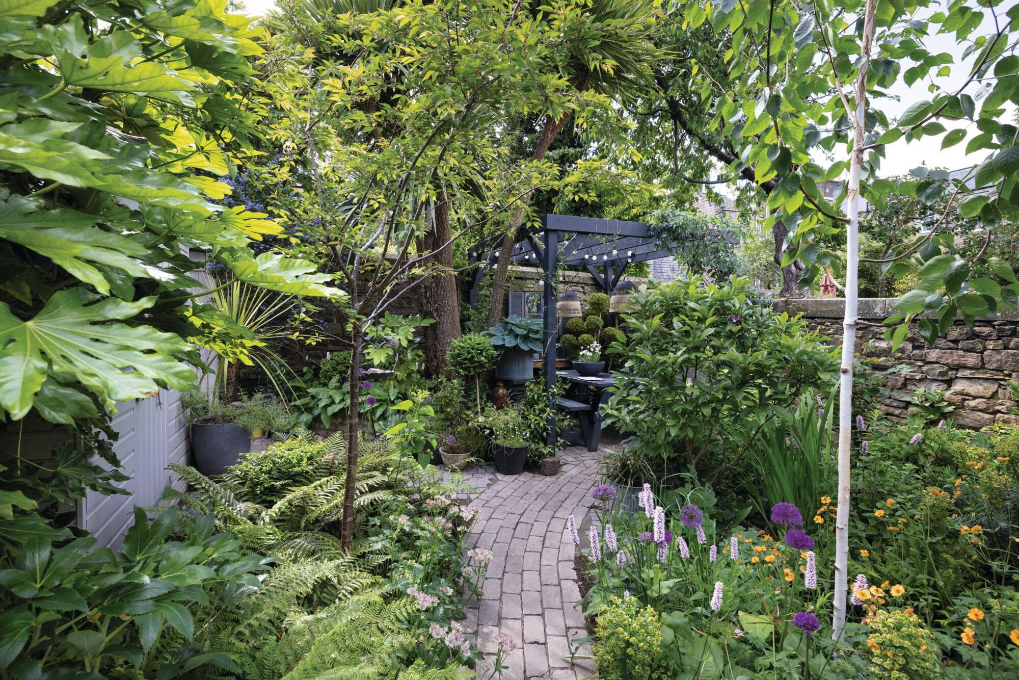 Libby Webb replaced the lawn with large planting beds in her Edinburgh garden to excellent effect. © Richard Bloom