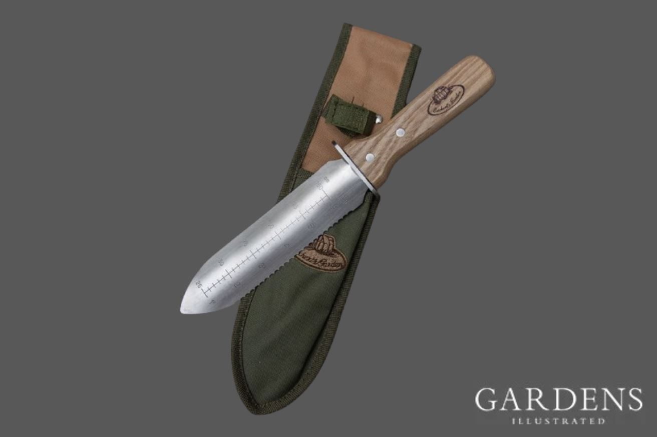 Esschert Design Hori Hori knife with sheath on a grey background