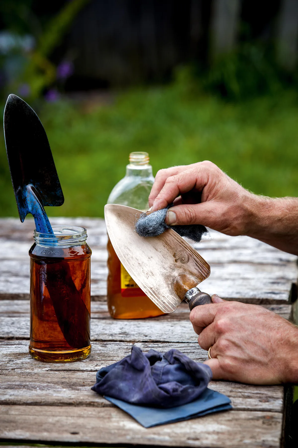 Clean your rusty tools with wire wool Clean your rusty tools with wire wool